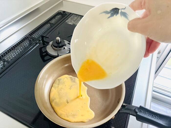 もう『卵液』こぼさない！フライパンにスッと注げる裏ワザが便利すぎる♡地味ストレス、即解消！