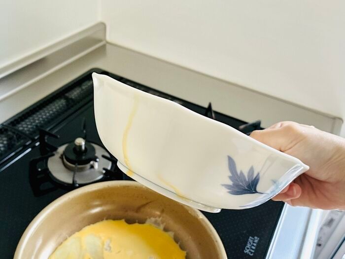 もう『卵液』こぼさない！フライパンにスッと注げる裏ワザが便利すぎる♡地味ストレス、即解消！