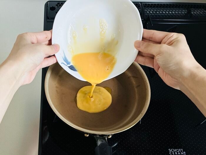 もう『卵液』こぼさない！フライパンにスッと注げる裏ワザが便利すぎる♡地味ストレス、即解消！