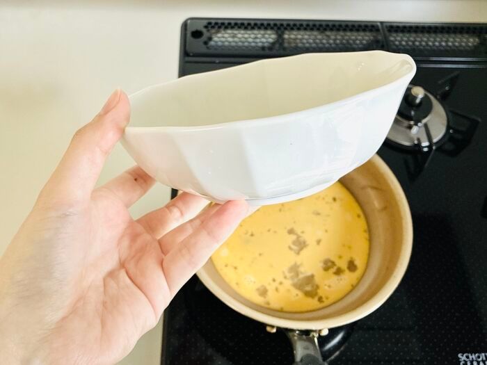 もう『卵液』こぼさない！フライパンにスッと注げる裏ワザが便利すぎる♡地味ストレス、即解消！