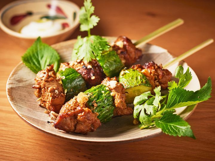 渋谷『Night Market』の「ラムときゅうりのサテ ヨーグルトソース」