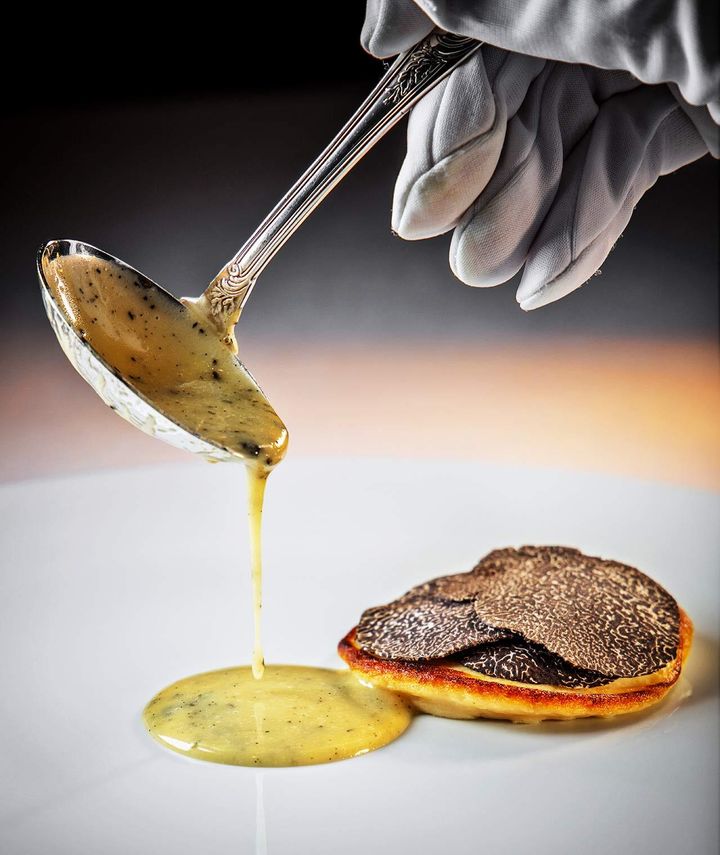 表参道『mærge』の「キスのクレープ 黒トリュフとバニラ」