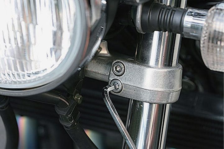 ［転んだらどう対処する？］フロントフォークの軽い歪みは簡単なコツと工具で修正できる