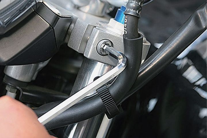 ［転んだらどう対処する？］フロントフォークの軽い歪みは簡単なコツと工具で修正できる