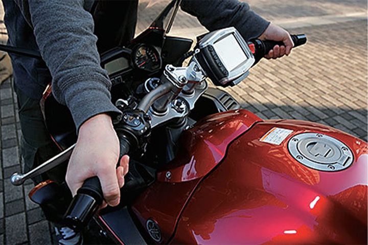 ［転んだらどう対処する？］フロントフォークの軽い歪みは簡単なコツと工具で修正できる