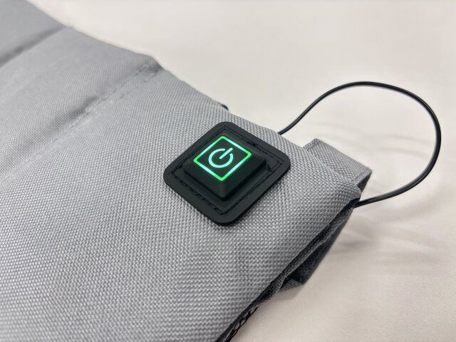 ダイソーのUSB式あったか折りたたみ座布団の電源を入れる