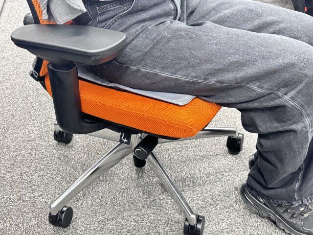 ダイソーの温まるUSB式あったか折りたたみ座布団