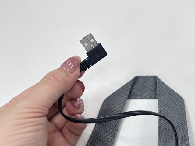 ダイソーのUSB式あったか折りたたみ座布団のケーブル