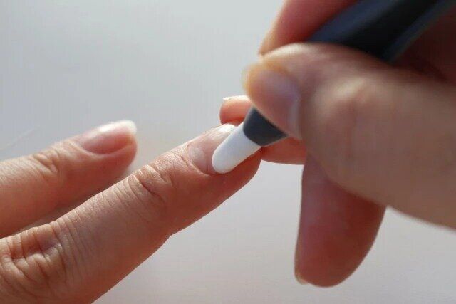 ダイソーの使いやすい2WAYキューティクルスティック