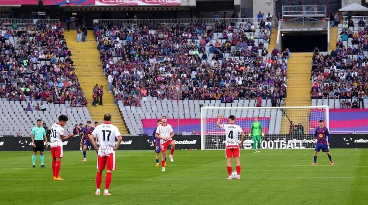 異例！？スペイン1部リーグ、選手たちが試合開始から15秒プレーせずに停止…その理由とは