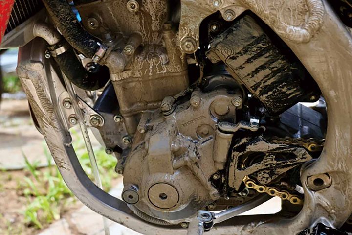 【Flat-LAB ギアウォッシュ／バイクウォッシュ】泥汚れの専用洗剤の実力再発見【編集スタッフが本気で試す！みんなのテスト】