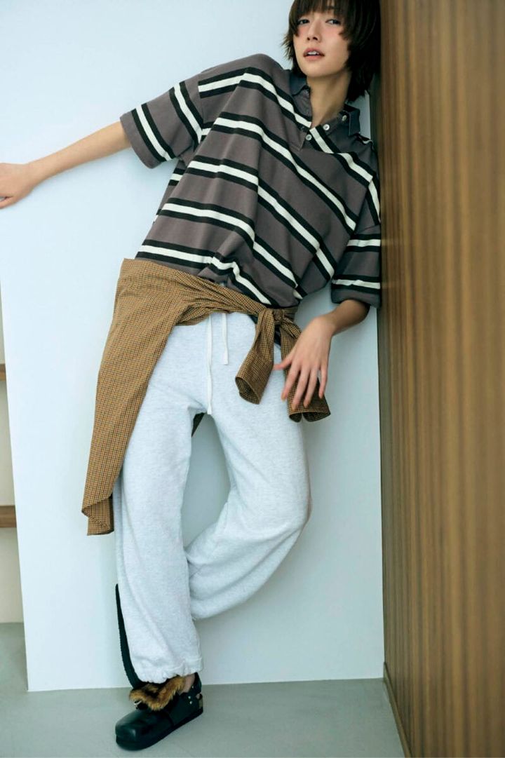 シャツ￥24,200（ザ シンゾーン／シンゾーン ルミネ新宿店） ポロシャツ￥17,600（ザ ポーズ／ウィム ガゼット ルミネ新宿店） スウェットパンツ￥10,450（アンヌーク／アンヌーク 新宿ルミネ２店） サボサンダル￥53,900（ピッピシック／ベイジュ）