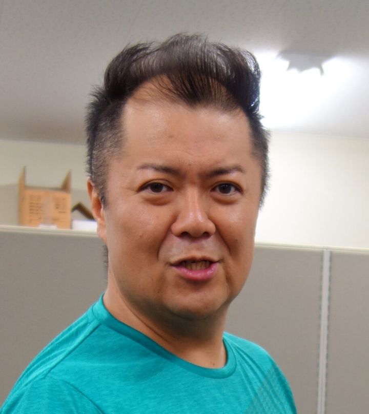 お笑いコンビ・ブラックマヨネーズの小杉竜一さん（52）が9日、自身のXを更新。敬愛するロックユニット「B’z」のブルーレイ「B’z LIVE-GYM Pleasure 2008 -GLORY DAYS-」が行方不明になっていることを打ち明け、親交の深い後輩芸人にメンションしました。