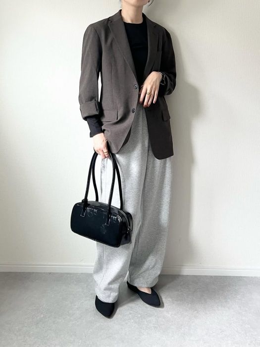 GUのダークブラウンの「ウォッシャブルテーラードジャケット」