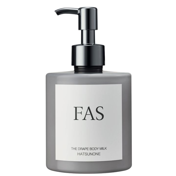 ごわつきやすいボディをふっくらみずみずしく整える。凛とした冬の空気を思わせる香りで深い呼吸を。ザ ドレープ ボディミルク HATSUNONE 250㎖ ¥6,930（10月22日発売）／FAS