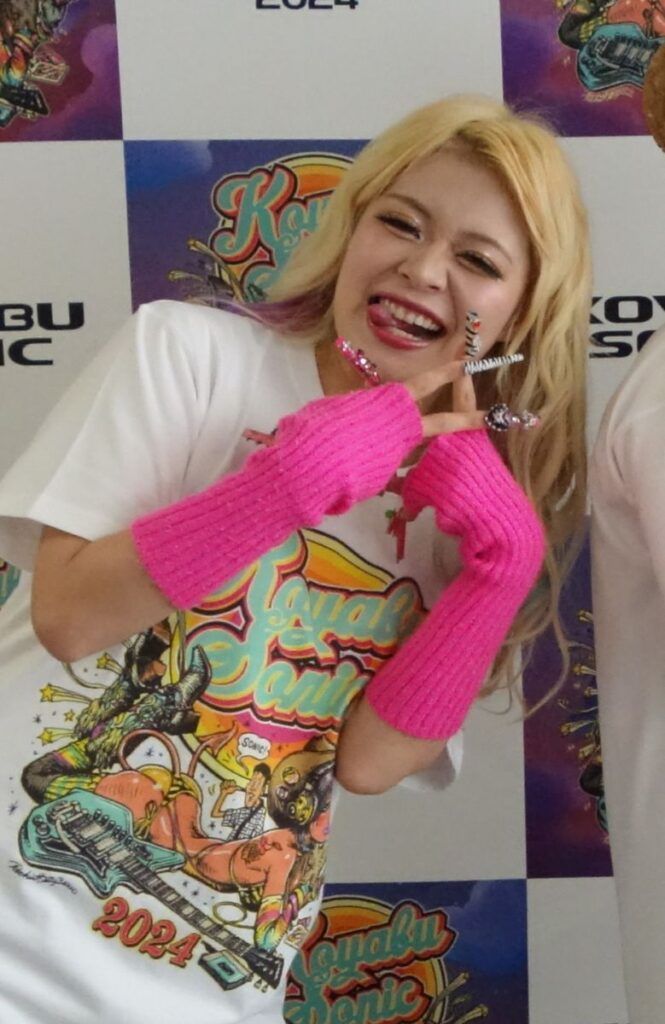 お笑いコンビエルフの荒川さん(29)が、番組の企画で大胆なイメチェンをし、Xでトレンド入りするなどSNSで大きな話題となりました。