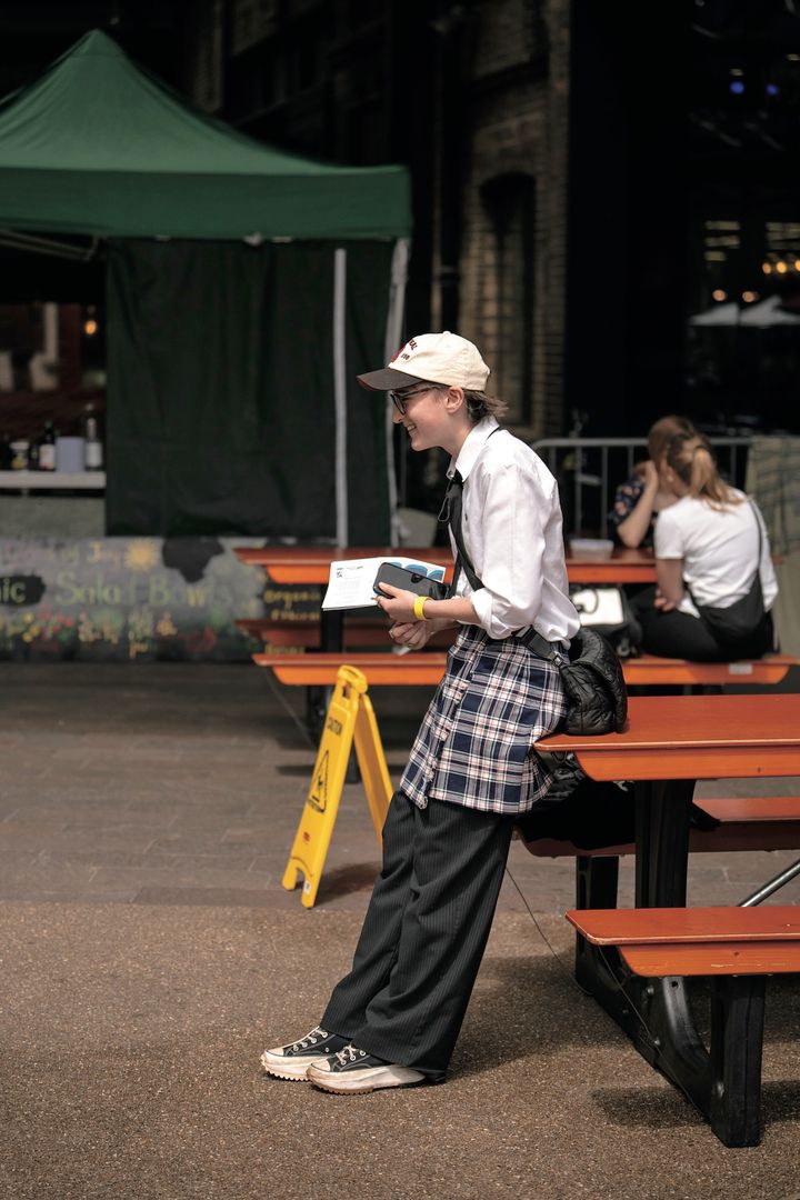 ロンドンガールらしいスカートoverパンツ、シャツ、ネクタイのお見事なミックスコーデ