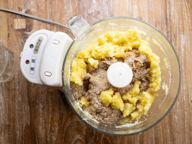 フードプロセッサーに入れて攪拌し、バター・砂糖・卵黄・バニラオイルを加えて滑らかに攪拌し、生クリームを加えて濃度を調節します。