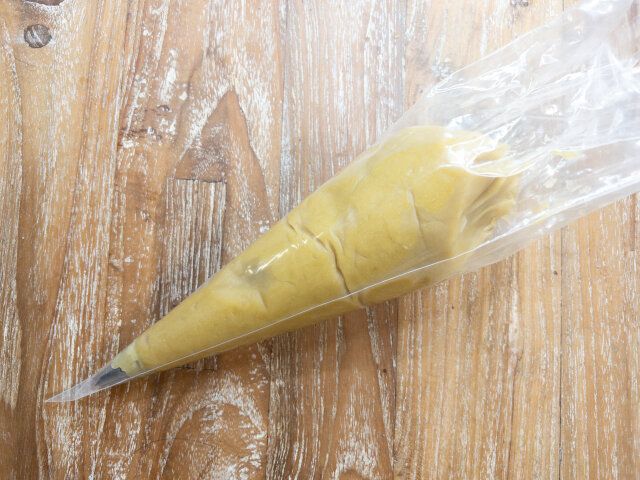 生地をしぼり袋に入れます。