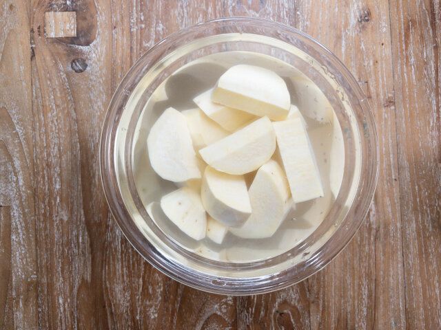 さつまいもは皮を剥いて1cmの半月切りにして耐熱性のボウルに入れる。