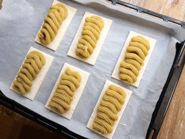 カットしたパイシートにスイートポテトの生地を絞り出す。