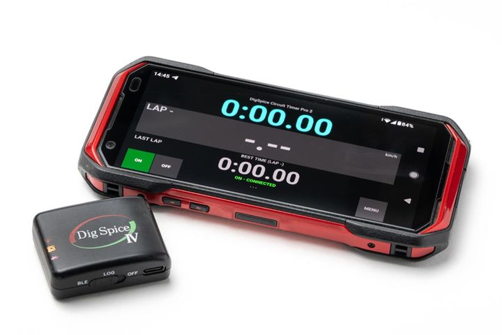 無料アプリをインストールしたスマホと無線接続すれば、ラップタイマーにもなる。アプリは自動でコースを認識、セクタータイム表示機能もある