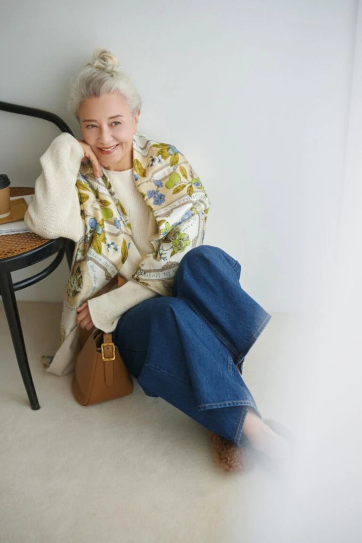 ～Relax～ シンプルなデニム×ニット。 ストールの柄と服の色のリンクが素敵なカジュアルの決め手