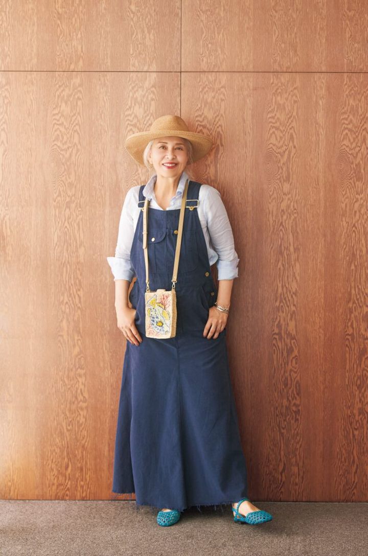 カジュアルな“ジャンスカ”合わせはワントーンで大人っぽく