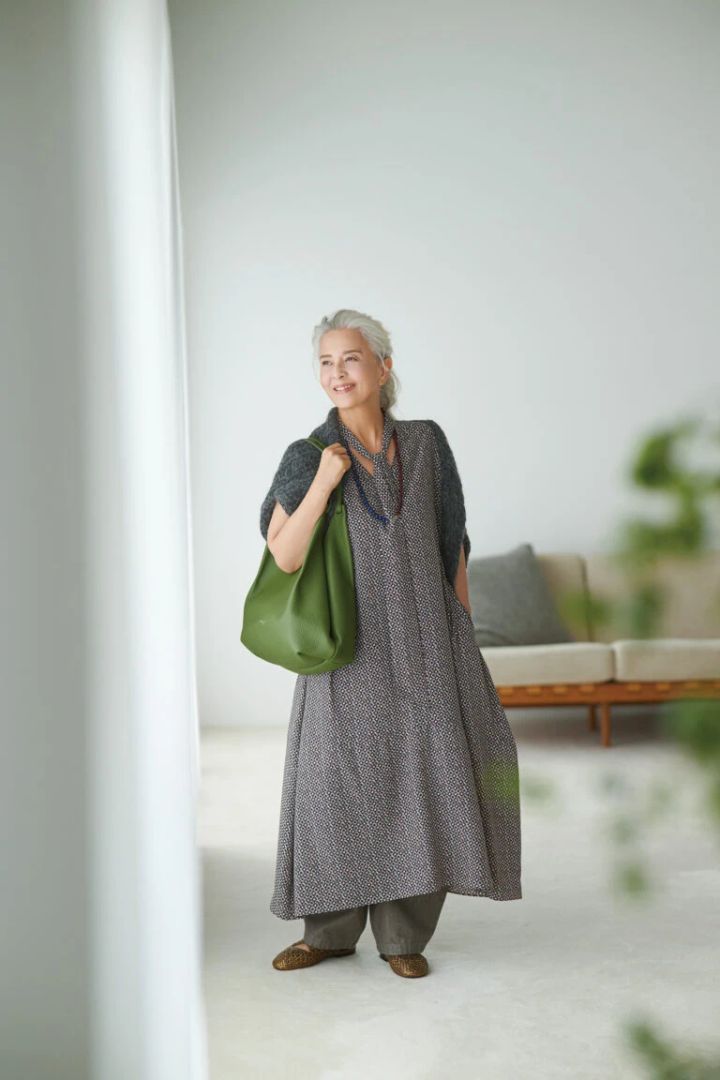 ～Elegant～ ブラウンのカラーデニムをワンピースの裾からのぞかせて。 色使いが上品な大人の秋スタイル