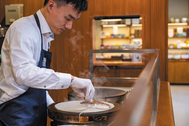 そば粉100％の生地で作るガレット。注文が入ってから一枚ずつ焼き上げる