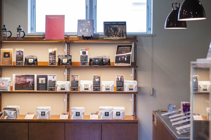 入店して右側にある物販コーナー。広いスペースでは試飲も行われる