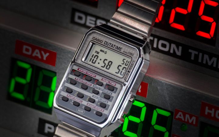 『CA-500WEBF』は、Universal Products ＆ Experiences（UP＆E）との協業により実現。時代を超えて愛される“CASIO CLASSIC”と、未来への冒険を描いた名作映画「バック・トゥ・ザ・フューチャー」とのコラボレーションウオッチとなっている。