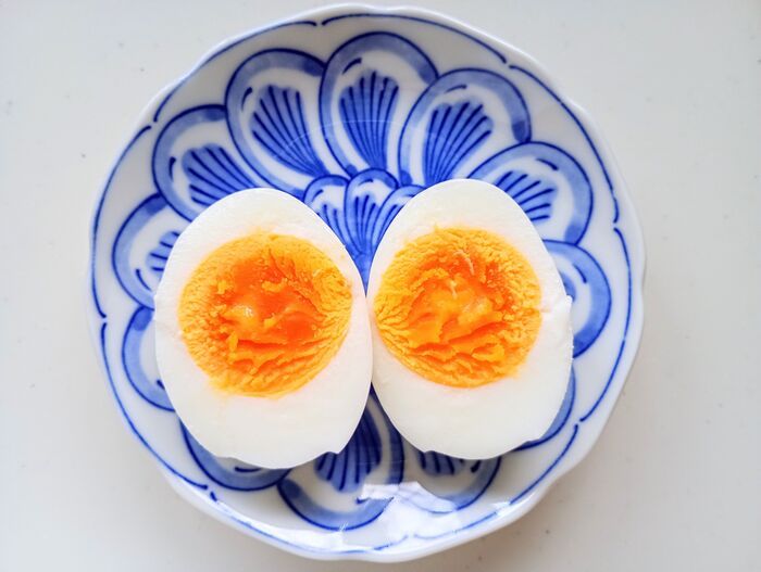 ゆでたまごをスパッとキレイにカットする裏ワザ。可愛すぎる！お花の飾り切りのやり方も♪