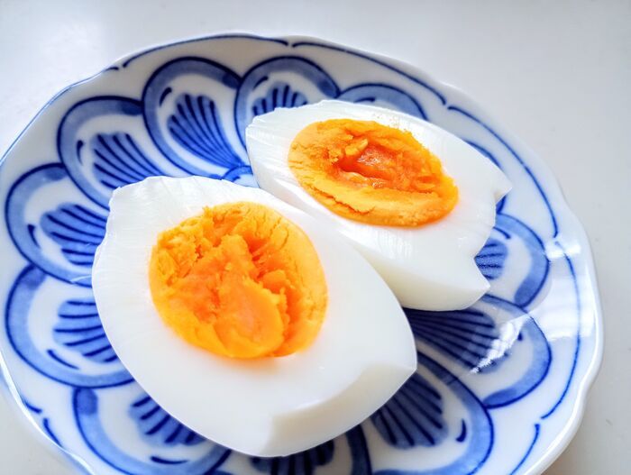 ゆでたまごをスパッとキレイにカットする裏ワザ。可愛すぎる！お花の飾り切りのやり方も♪