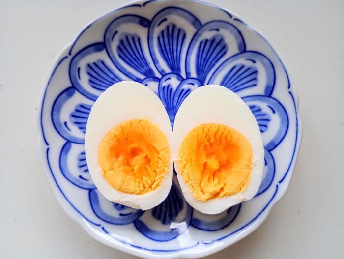 ゆでたまごをスパッとキレイにカットする裏ワザ。可愛すぎる！お花の飾り切りのやり方も♪