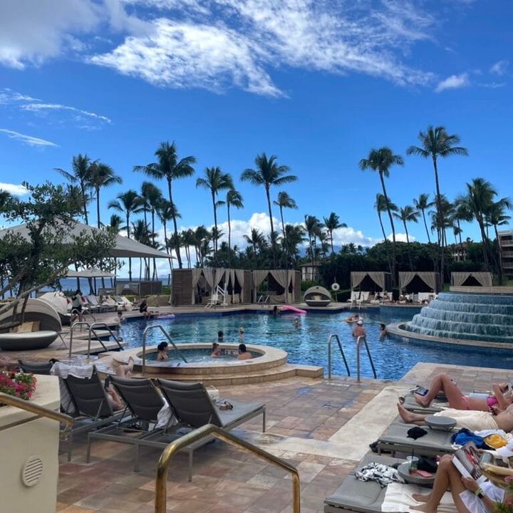 中道さん_マウイ島旅行_＠プール