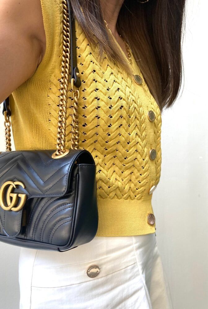 バッグはグッチ