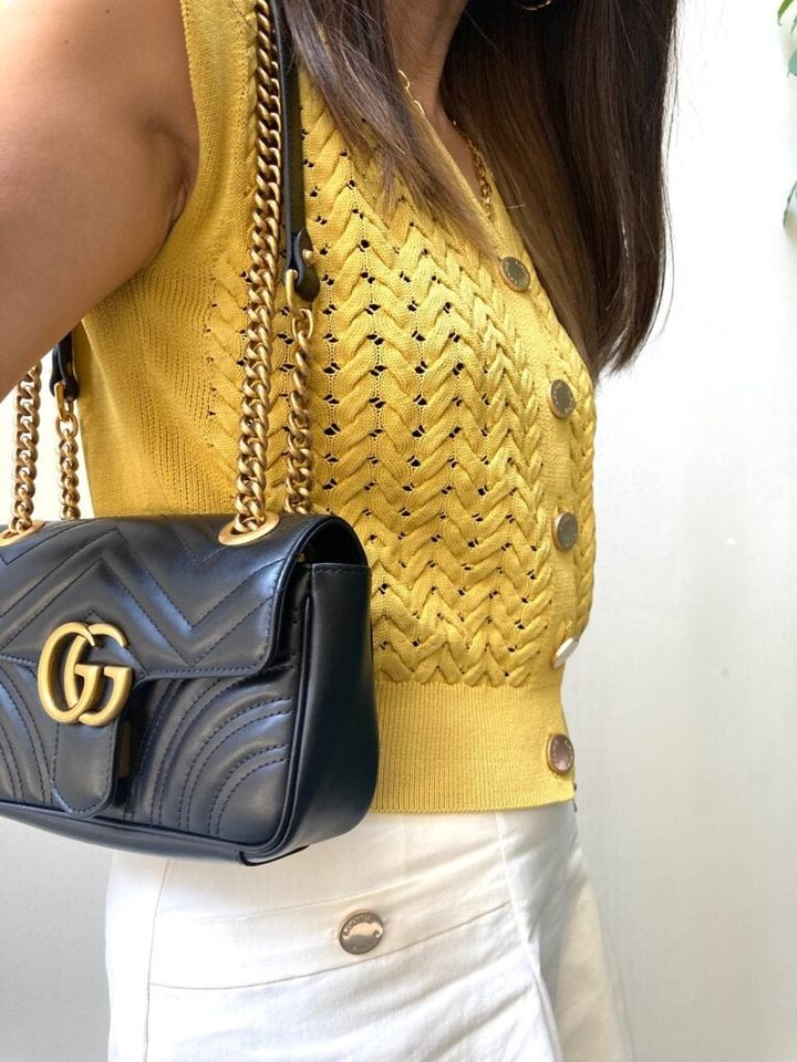 バッグはグッチ