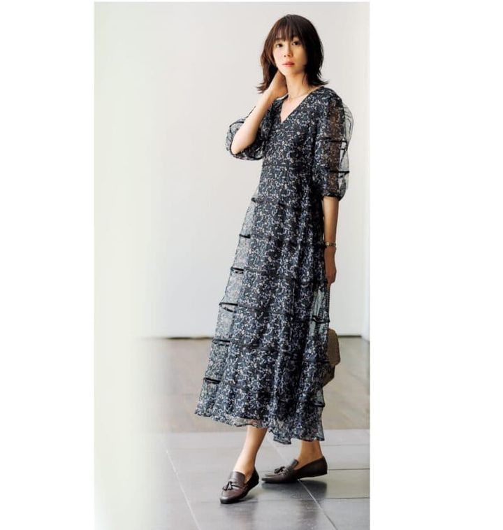 スウィートなワンピにはタッセルローファーを