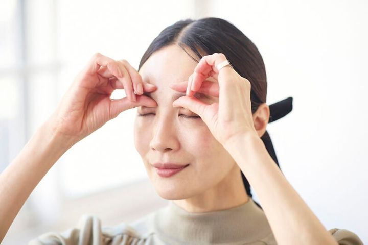 マッサージの手順：①人差し指と親指で眉毛をつまむ ②こぶしでこめかみを押しながら軽く回す ③人差し指で下まぶたを押し込むように押さえて、左右に優しく揺らす