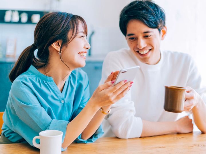 それ、好意の証かも？不器用な男性が無意識に出す“君に本気”のサイン