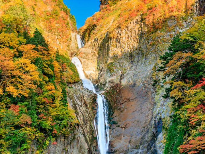 All About ニュース編集部が全国250人を対象に実施した「秋に行きたい穴場秘境に関するアンケート」の調査結果から、「富山県の穴場秘境」ランキングを発表！ 2位「称名滝」を抑えた1位は？