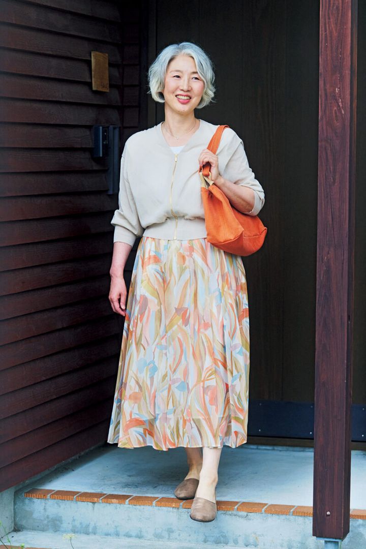 トップス、スカート／ともに23区、カットソー／ICB、バッグ／須田帆布、シューズ／リーガル