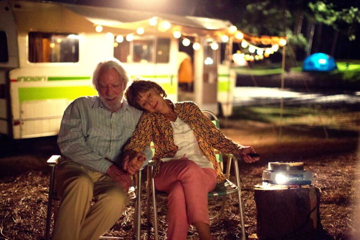 ヘレン・ミレンとドナルド・サザーランドが共演。『ロング，ロングバケーション』© 2017 Indiana Production S.P.A.