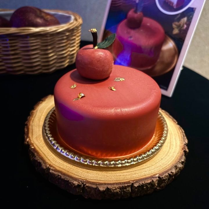 『白雪姫』 Pomme de Vérité スパイス香るりんごとチーズババロアケーキ