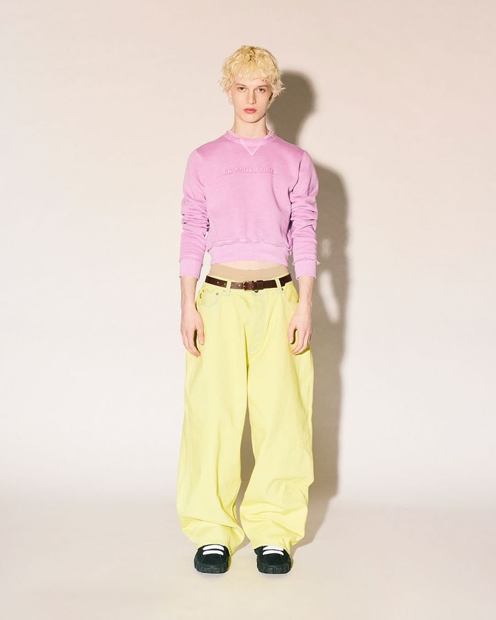 スウェット トップ ￥29,700、 デニム パンツ ￥52,800／ ONITSUKATIGER（オニツカタイガージャパン onitsukatiger.com/jp/ja-jp/contact）