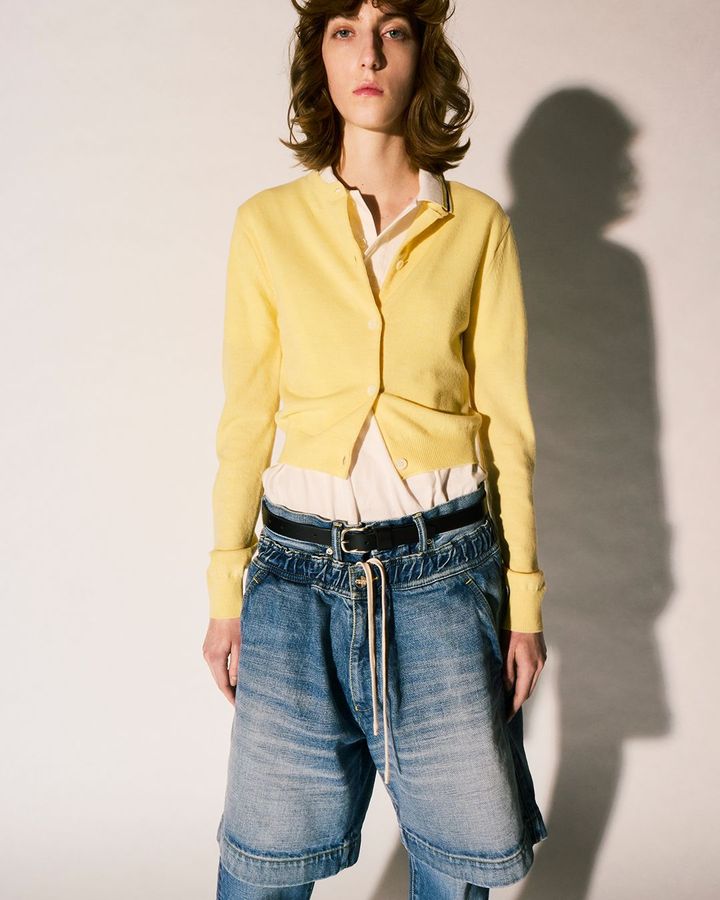 ニットカーディガン ￥44,000、 デニム ショーツ ￥47,300／ONITSUKATIGER（オニツカタイガージャパン onitsukatiger.com/jp/ja-jp/contact）