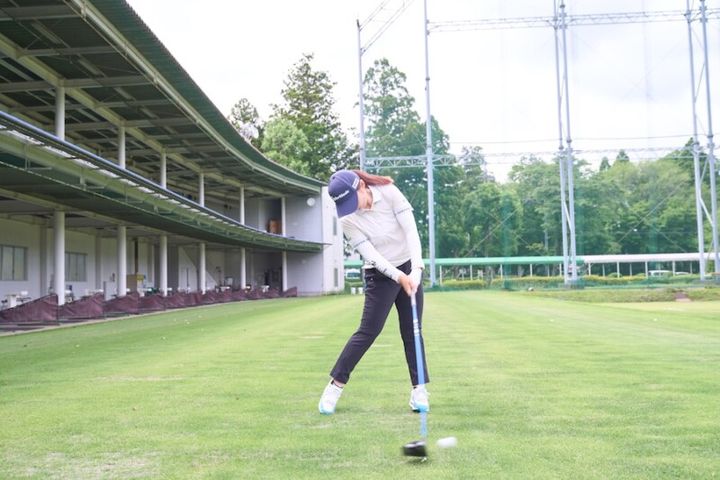 清本美波が教える飛距離アップのテク！体をタテに動かして地面反力で飛ばす