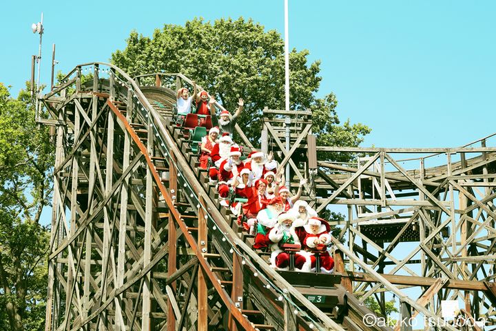 デンマークのバッケン遊園地で開催された世界サンタクロース会議の様子