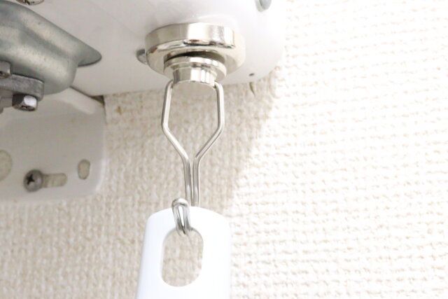 ダイソー ネオジム磁石スイングフック（32mm） 下向き